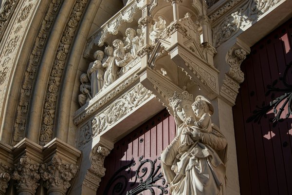 Comment identifier les croisières qui proposent des visites des monastères historiques en Grèce?