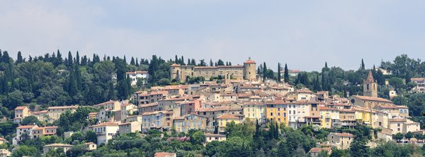 Où trouver une maison de vacances en Provence avec des ateliers de fabrication de parfum et des visites de distilleries locales?
