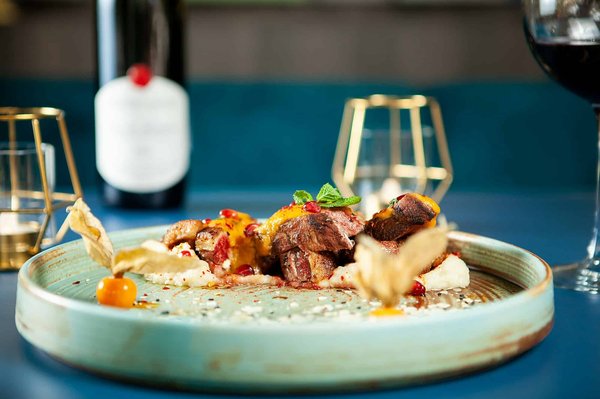 Comment découvrir les traditions culinaires des tribus berbères dans le désert du Sahara ?